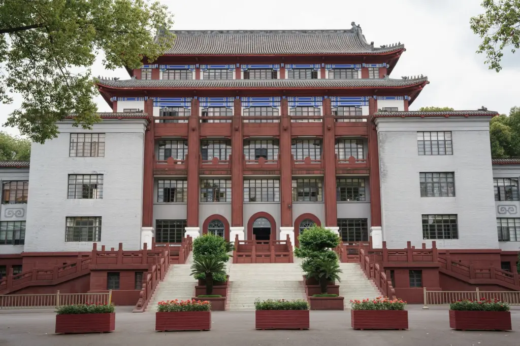海口甄轩网络科技名片设计常见材质与工艺对比分析