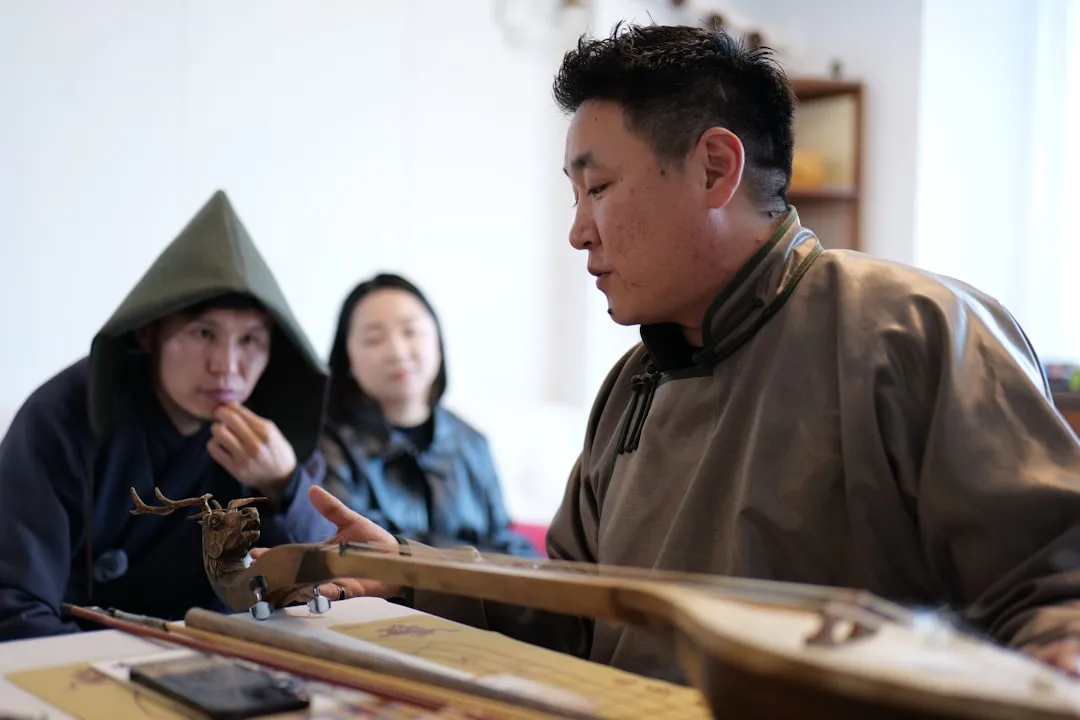 企业名片设计与信封设计中的纸张材质选择对品牌质感的影响分析