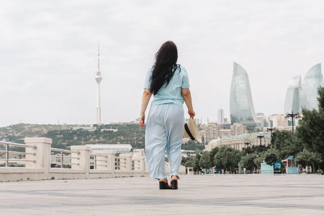 企业名片设计中的纸张与工艺选择：海口美兰区甄轩网络科技的实践经验分享